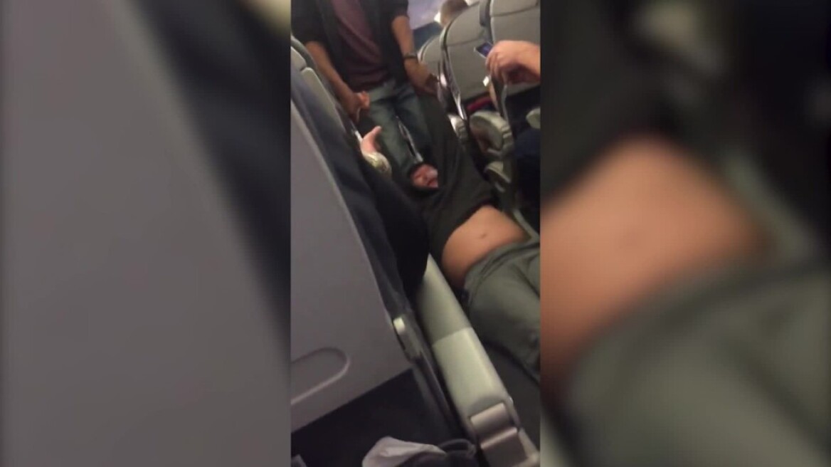 United Airlines: Αγωγή εναντίον της εταιρείας θα υποβάλει ο επιβάτης που πέταξαν έξω από το αεροπλάνο